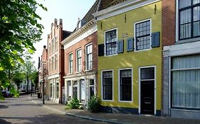 Huisje aan de gracht